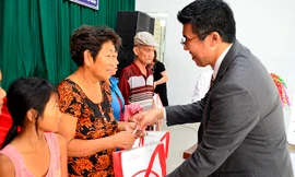Ông Shigehira Uda - Giám đốc Nhà máy Long Thành, Công ty Ajinomoto Việt Nam tặng quà Tết cho người nghèo.