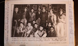 Thầy và trò khóa Mỹ thuật Kháng chiến đi vẽ và triển lãm tại Lào Cai khi thị xã vừa giải phóng tháng 1/1951- Ảnh từ sổ tay của cố họa sĩ Nguyễn Thế Vy.