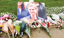 Hoa, nến và ảnh bà Jo Cox được đặt tại Quảng trường Nghị viện. Ảnh: Sian Davies