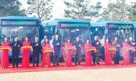 Thành uỷ viên, Chủ tịch HÐTV Transerco Nguyễn Phi Thường (thứ 4 từ trái qua) cùng lãnh đạo thành phố, Sở GTVT Hà Nội… cắt băng khai trương 2/17 tuyến buýt kết nối và chạy ngoại thành trong năm 2017. Ảnh: Anh Trọng.