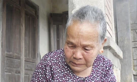 Má Niệm bên di ảnh con trai. Ảnh: Hoài Văn.