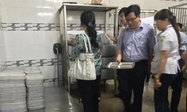 Kiểm tra cơ sở vật chất đã xuống cấp, không bảo đảm vệ sinh của DNTN Thiên Đông (Bình Dương). Ảnh: Quốc Ngọc