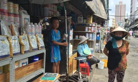 Hóa chất, phụ gia thực phẩm bày bán công khai tại chợ Kim Biên.