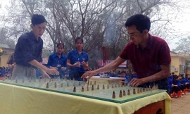 Hai cựu binh cùng học sinh trường Lê Thế Hiếu dâng trầm hương tưởng niệm các liệt sĩ Gạc Ma. Ảnh: Phạm Xuân Dũng