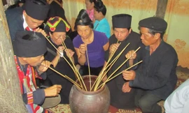 Nghệ nhân Lương Thị Đại (đeo kính) cùng các thầy mo tham gia lễ hội xên mường Thái Đen.