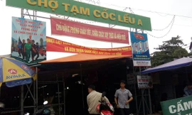 Nhiều ki ốt tại chợ Cốc Lếu, Lào Cai bán dùi cui điện, súng bắn đạn cao su. Ảnh: Minh Đức