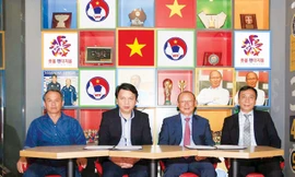 HLV Park Hang-seo (thứ 2 từ phải qua) và lãnh đạo VFF tại Hàn Quốc.