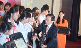 Ông Nguyễn Ngọc Hùng - Cố vấn chiến lược cao cấp Công ty Ajinomoto Việt Nam trao học bổng cho trẻ em nghèo hiếu học tỉnh Đồng Nai