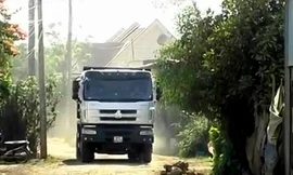 Dân tổ 3 khổ vì bụi do xe chở đá gây ra.