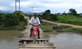 Mặt cầu bị mất nhiều tấm gỗ.