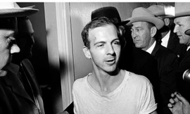 Hai ngày sau khi ám sát Tổng thống John Frank Kennedy, Lee Harvey Oswald bị bắn chết. Ảnh: National Archives.