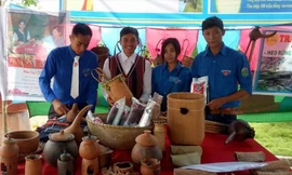 K’brooke (thứ 2 từ trái sang) bên những sản phẩm truyền thống của người K’ho. Ảnh: H.T