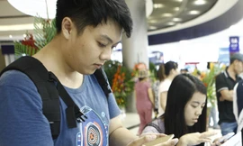 Với chiếc điện thoại thông minh, học sinh chỉ biết cắm cúi lướt mạng xã hội, lơ là học tập, sống ảo và không ít bạn đã bị mắc chứng trầm cảm nặng. Ảnh:Như Ý.