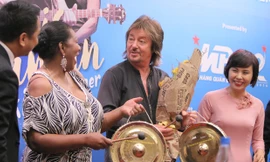 Hai ca sỹ huyền thoại Liz Mitchell, Chris Norman thích thú với món quà lưu niệm