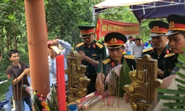 Nén nhang đồng đội tưởng niệm liệt sĩ Trại Tiệp năm xưa. Ảnh: Trần Tuấn