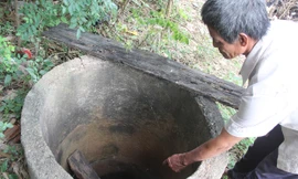 Giếng nước nhà ông Phạm Văn Phước bị nhiễm phèn, mặn không thể sử dụng.