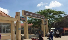 Trường tiểu học Bình Chánh (xã Nhựt Chánh, huyện Bến Lức, tỉnh Long An) nơi cô giáo bị phụ huynh ép quỳ gây nhiều tranh cãi những ngày qua.