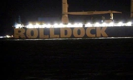 Tàu Rolldock Star chở tàu ngầm 186 – Đà Nẵng neo trong vịnh Cam Ranh, lúc 22h40 ngày 2/2. Ảnh: Nguyễn Đình Quân