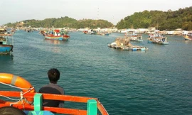 Chở nước ra đảo Nam Du. 