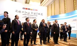 Các đại biểu tham quan triển lãm thành quả hợp tác Mekong-Lan Thương. Ảnh: VGP/Hải Minh