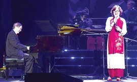 Đêm nhạc Nhớ và Quên diễn ra tại Hà Nội tối 14/1, nhạc sĩ Phạm Tuyên cùng con gái thể hiện một bài hát gắn với kỷ niệm. Ảnh: Huy Giang