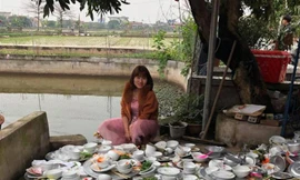 Quan đi lễ, Tấm ngồi rửa bát