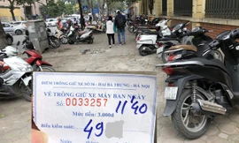 Ngày 1/3 điểm trông xe trên vỉa hè phố Hai Bà Trưng do công an phường Trần Hưng Đạo quản lý, nhân viên sử dụng vé tự in và thu cao hơn quy định.