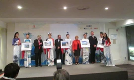 Ra mắt bộ tem về biển Việt Nam.