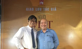 Nhà báo Nguyễn Thanh Phong (phải) và Nhà văn Nguyễn Một.