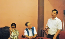 Trần Đại Nhật đọc thơ trước người cựu binh Hàn Quốc đi tìm con rơi ở Việt Nam.