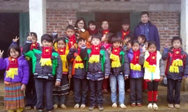 Đại diện CLB Kết nối yêu thương trao quà cho các em tại xã biên giới Phú Lũng (Yên Minh, Hà Giang) trong chương trình Tết ấm biên cương - Vững bước em tới trường.