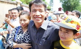 Ông Đoàn Văn Vươn hân hoan gặp người thân trong ngày đặc xá