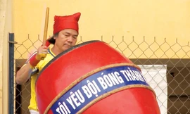 Cựu vô địch Việt dã Nguyễn Văn Thuyết đam mê cùng tiếng trống cổ vũ cho đội bóng thành Nam.