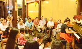 Một buổi biểu diễn Cung đàn tuổi thơ của học sinh Hội An chào đón du khách