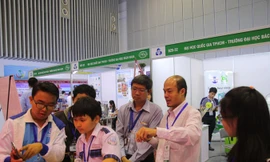 Huỳnh Văn Đặng (ngoài cùng, bên trái) tự tin giới thiệu về các công trình nghiên cứu khoa học của mình.