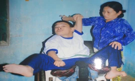 Mẹ anh Tín chăm sóc con