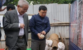 GS Phan Huy Lê trong cuộc báo cáo kết quả khai quật điện Kính Thiên hồi tháng 4/2018. Ảnh:Toan Toan.