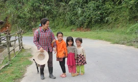 Hờ Y Xùa chuẩn bị lên rẫy.