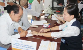 Người nghỉ hưu sẽ không phải mang sổ đi nhận lương