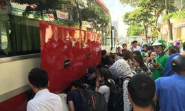 Xe khách dừng trả khách tại nút giao Trương Định - Giải Phóng gây ùn tắc. Ảnh: Nguyễn Hoàn.