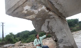 Cầu bắc qua sông Nước Oa bị gãy sập sau đợt mưa lũ.