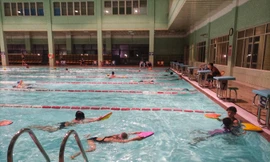 Bể bơi Trung tâm thể thao quận Ba Ðình hiện nay luôn nồng nặc mùi clo. Ảnh: Bảo An.