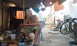 Ông Hồng cho biết, dù được tái định cư ở chung cư nhưng ông không ở mà đi thuê nhà vì dễ kiếm tiền, tiện hơn chung cư.