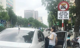 11 tuyến phố cấm taxi tại Hà Nội vừa được bổ sung biển cấm xe công nghệ dưới 9 chỗ.