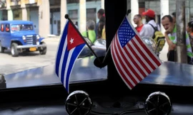 Nhiều người Cuba ở Havana chào đón sự tan băng trong quan hệ Cuba - Mỹ. Ảnh: Washington Post