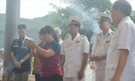 CCB Đặng Văn Hải (ngoài cùng bìa phải) cùng các CCB và thân nhân liệt sĩ tàu C235 thắp hương tưởng nhớ các liệt sĩ của tàu tại Khu di tích Hòn Hèo. Ảnh: Kiến Nghĩa. 