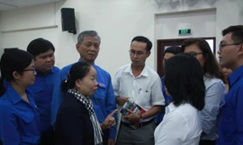 Bà Năm Lan (quàng khăn) xúc động kể về những ngày hoa lửa. Ảnh: TP.