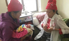 Chị Quyên (bìa phải) cùng bà nội sung sướng chăm sóc con trai. Ảnh: Duy Chiến.