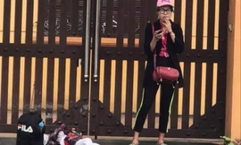 Một trong số ảnh bé Đoàn Thiên Hoàng Peter được đưa lên mạng. Trong ảnh cháu đang vạ vật bên người mẹ phì phèo điếu thuốc.