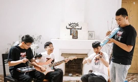 Là một ban nhạc indie, các thành viên của Ngọt đều tự kiêm nhiệm nhiều vai trò trong nhóm.